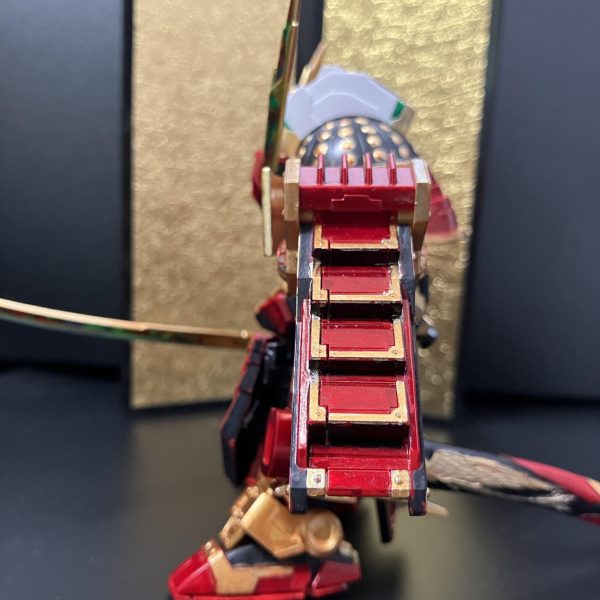 ガンダムマーカー塗装で、一通り完成しています。首と腰が細すぎなので、もう少し横に幅増しするのと、足底の改良などを予定しています。軽装状態でも手を加える予定です。パケ絵とは緑が足りませんが、ちょっと余計かなあと、塗ってません。背景にあるのは、やっと見つけたセリアの金屏風。もう1つ欲しい。（3枚目）