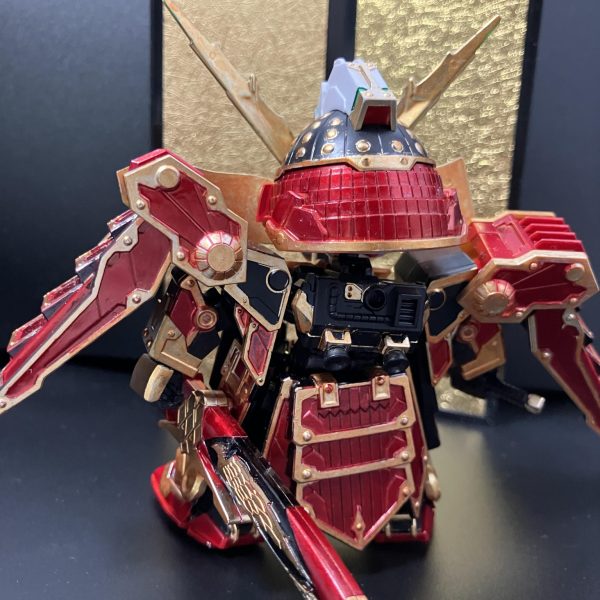 ガンダムマーカー塗装で、一通り完成しています。首と腰が細すぎなので、もう少し横に幅増しするのと、足底の改良などを予定しています。軽装状態でも手を加える予定です。パケ絵とは緑が足りませんが、ちょっと余計かなあと、塗ってません。背景にあるのは、やっと見つけたセリアの金屏風。もう1つ欲しい。（2枚目）