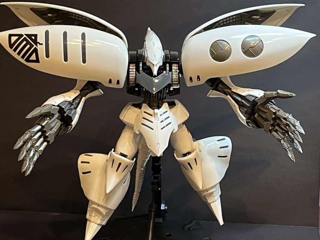 墨入れとデカール、ツヤありトップコートのシンプル仕上げ。足のつま先を間違えてツヤ消しにしてしまいました。スプレーの蓋に騙されました。腕を広げるととてつもなく大きく、アクションベースが折れそうなので載せたままには出来ないですね。フィギュアケースにギリギリ納まります。デカールが特徴的です。