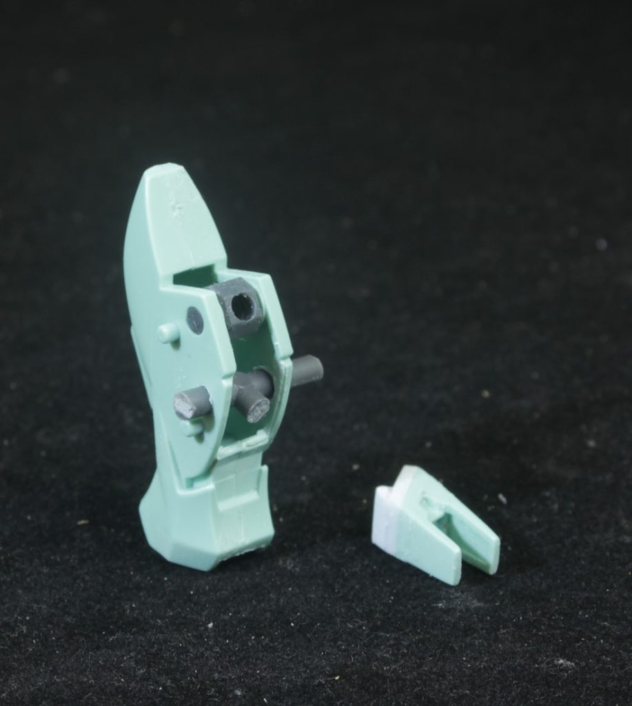 ふくらはぎのバーニアは一度切り取ってT字にカットしたKPSランナーで可動するようにしました