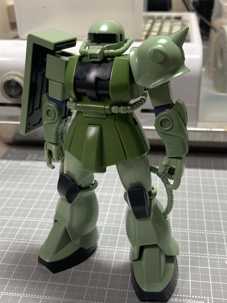 というわけで製作過程。基本的に古い方のHGUCザクⅡをベースにHG陸戦型ザクⅡの前腕、旧キットザクキャノンのバックパックとシールドを用いて作成しました。