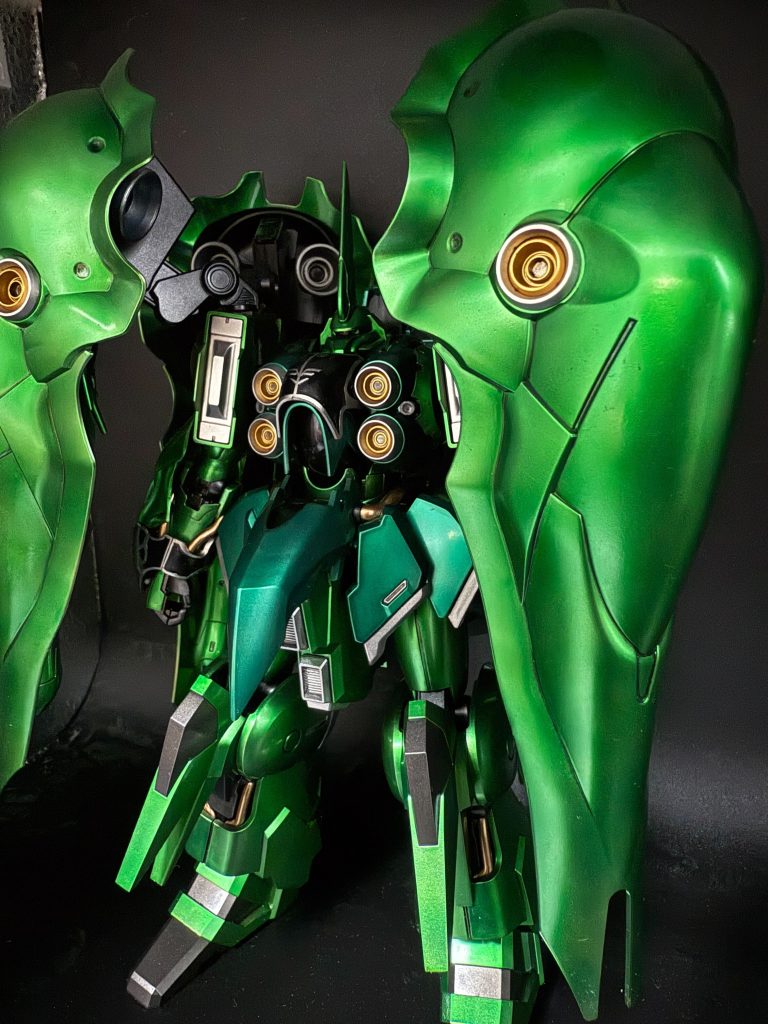 せっかくのキャンディ塗装ということで全パーツをメタリックで塗装ギラつきすぎて映り込みが心配なレベルエングレーブも銀ピカでリッチグリーンは黒サフ→ゴールド→クリアグリーン濃いグリーンはクリアグリーンにクリアブラックを混ぜるつもりだったけどクリアピーコックグリーンがイメージまんまだったのでそれを使用