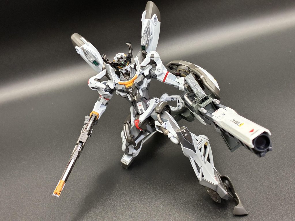 背部にマウントしているフリースタイルバズーカはデスティニーの名無し砲のみたいに稼働可能！