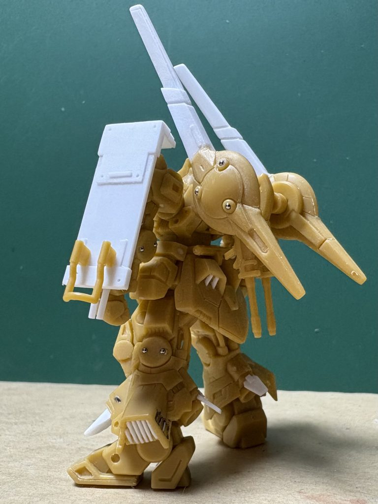 出来るだけ引き算だけで作ろうと思ってたのですが、せっかく手に入れたキットだし、よっちゃん等の猛者が改造を施してるのを見て、アタシも足し算してみました(zaku-kao8)ヒダヒダは、ますらおさんに刺激されて作ってみました(zaku-kao8)なんか全体のバランスが悪く感じたので、ザクシールドみたいなものを作ってみました(zaku-kao8)