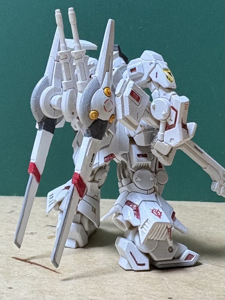 武器を別の色で塗ろうか迷ったんですが、下手な色で塗るとうるさくなりそうだったので、やめときました(zaku-kao8)墨入れもくどくなりそうだったので避けました(zaku-kao8)