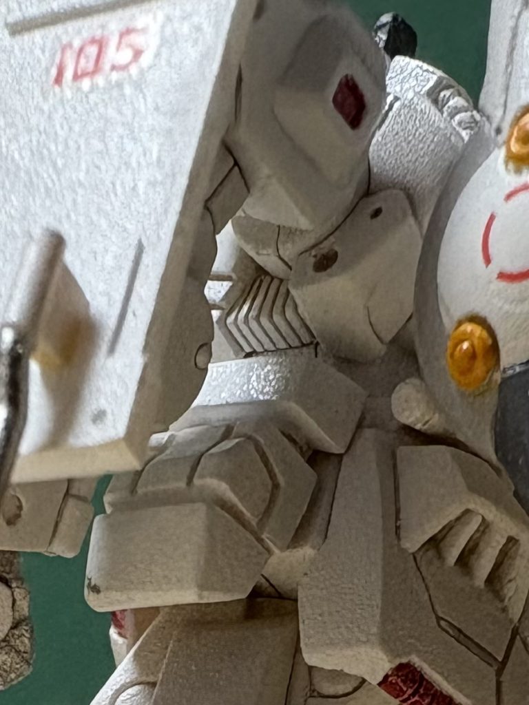 この脇腹のヒダも頑張って彫り込みました(zaku-kao8)カクカクさせたかったので、平刀で形を整えてます(zaku-kao8)