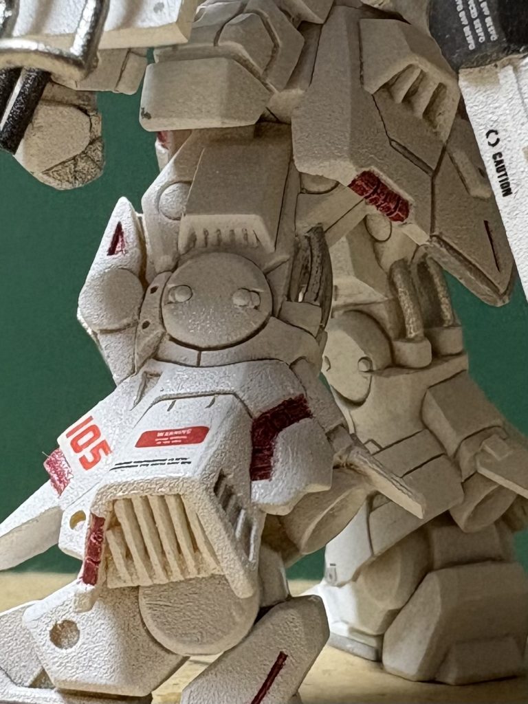 色々と彫ったり削ったりしましたが、アタシが見て欲しいポイントは、この一点です【膝裏の銀色部分】!彫りに彫って、浮いてるのがわかりますかね(zaku-kao8)?ちょっと、ここだけは褒めて下さいね(zaku-kao5)あと、関節周辺もだいぶん切り込んでるでしょ(zaku-kao8)