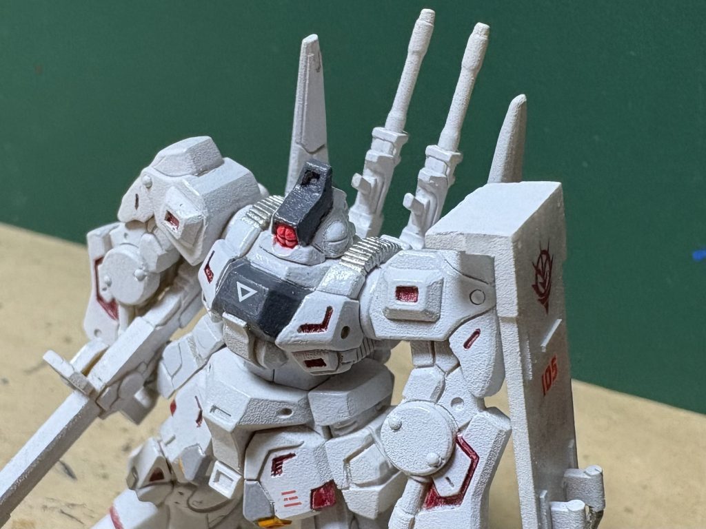 肩の四角い出っ張りも深くスジ彫をして、存在感を強調しました(zaku-kao8)蛇腹部分も深く彫って平刀で形を整えてます(zaku-kao8)やっぱりカクカクしてるのがカッコいいと思います(zaku-kao5)