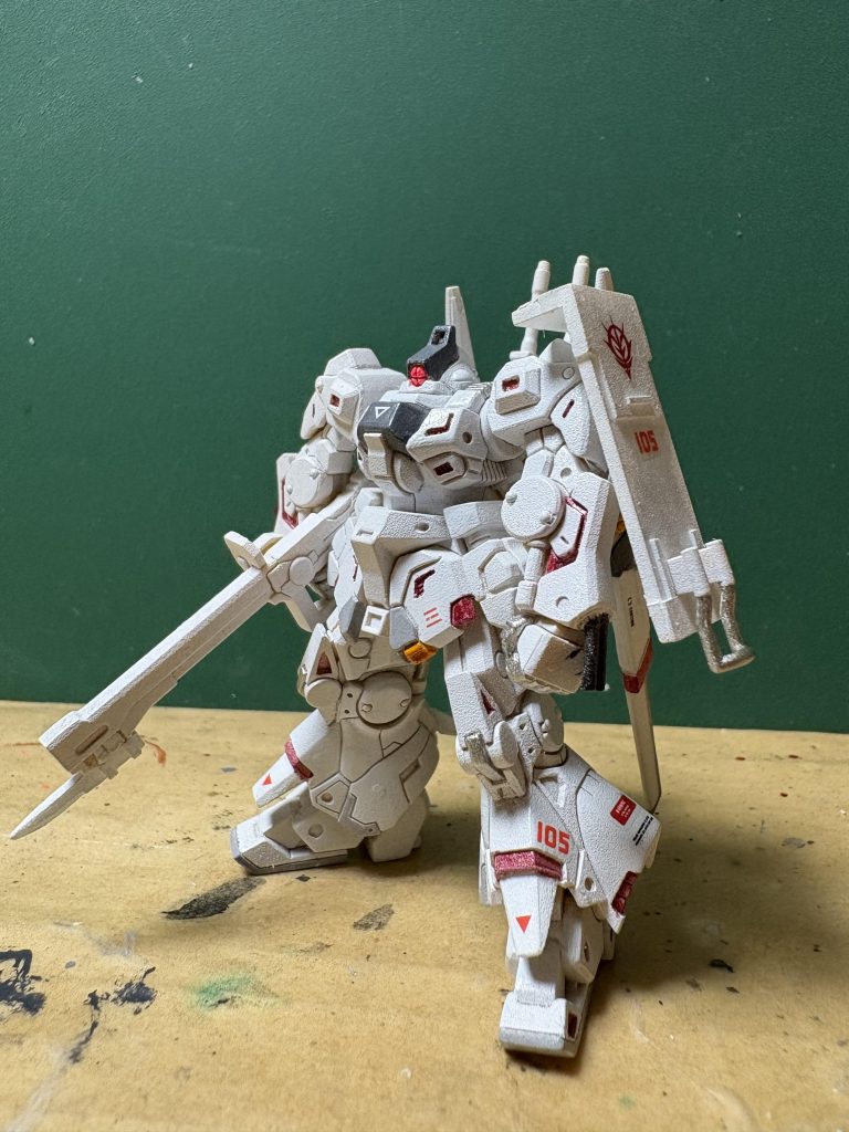 ハヤマオさんのシールにも対抗して、シールを多めに貼っています(zaku-kao8)ただ、サイズが合わないですよね(zaku-kao4)バズーカに銃剣付けておきました。