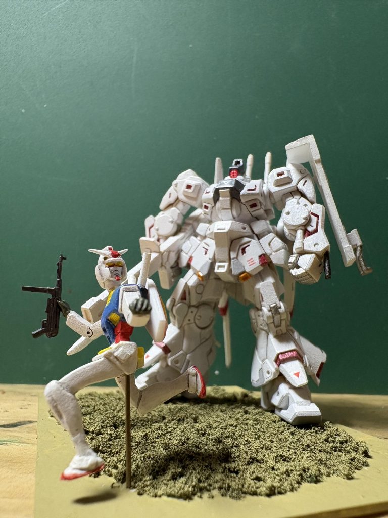 白いモビルスーツの共演です(zaku-kao8)アタシは、このにやけた顔のガンダムが妙に気に入っています(zaku-kao5)このガンダムがいるだけで、どんなプラモデルも穏やかな表情になる気がします(zaku-kao8)そういえば、まだトップコートしてないや(zaku-kao8)明日やろっと(zaku-kao8)