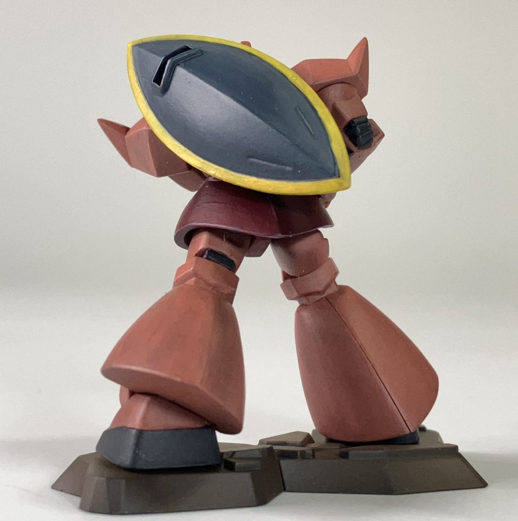 ゲルググ 背面簡単にできるかと思いきや、筆での全塗装は不慣れの為、エアブラシのジオングより時間がかかってしまいました。