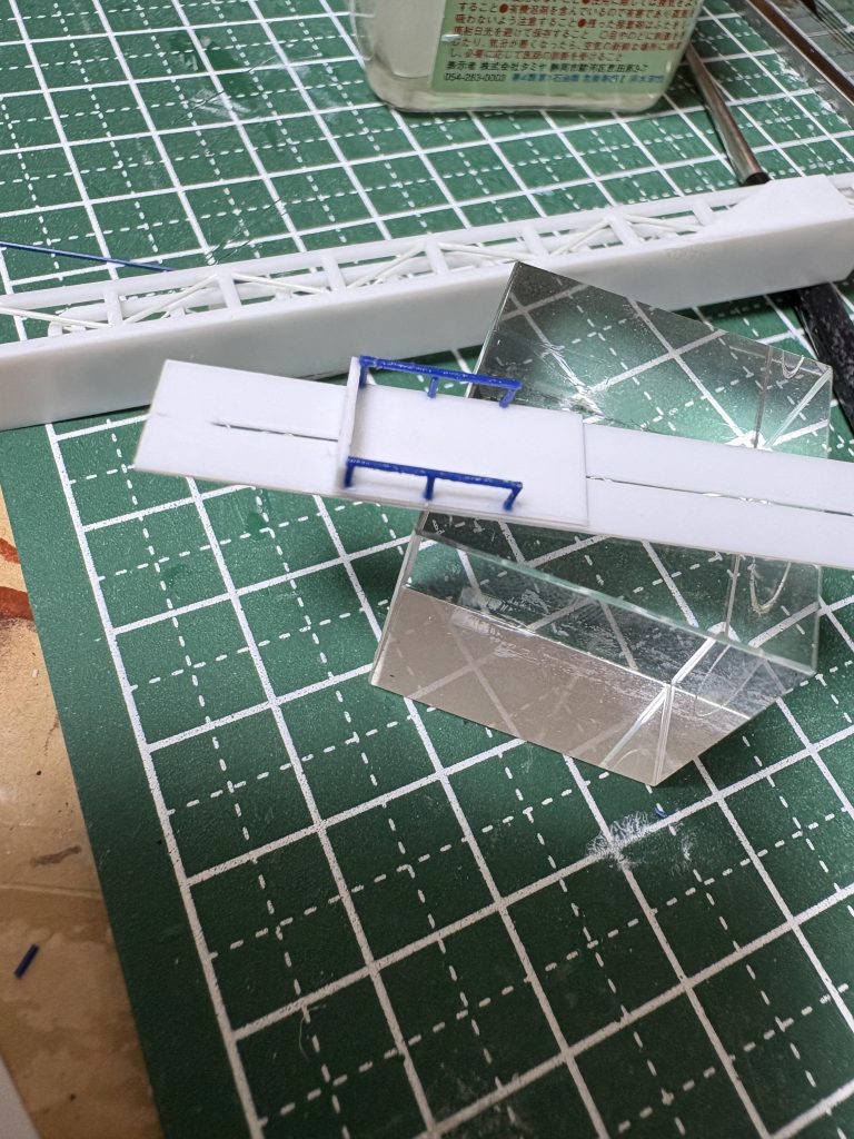 作品名：特に計画もなく手を動かし始めました<p>よし！ まずは戦艦大和の後方に付いてるカタパルトをお手本にして、カタパルトを作ります。 肩に付けたら、「肩パルト」 うーん(zaku-kao8)今日も冴えてる(zaku-kao5)</p>