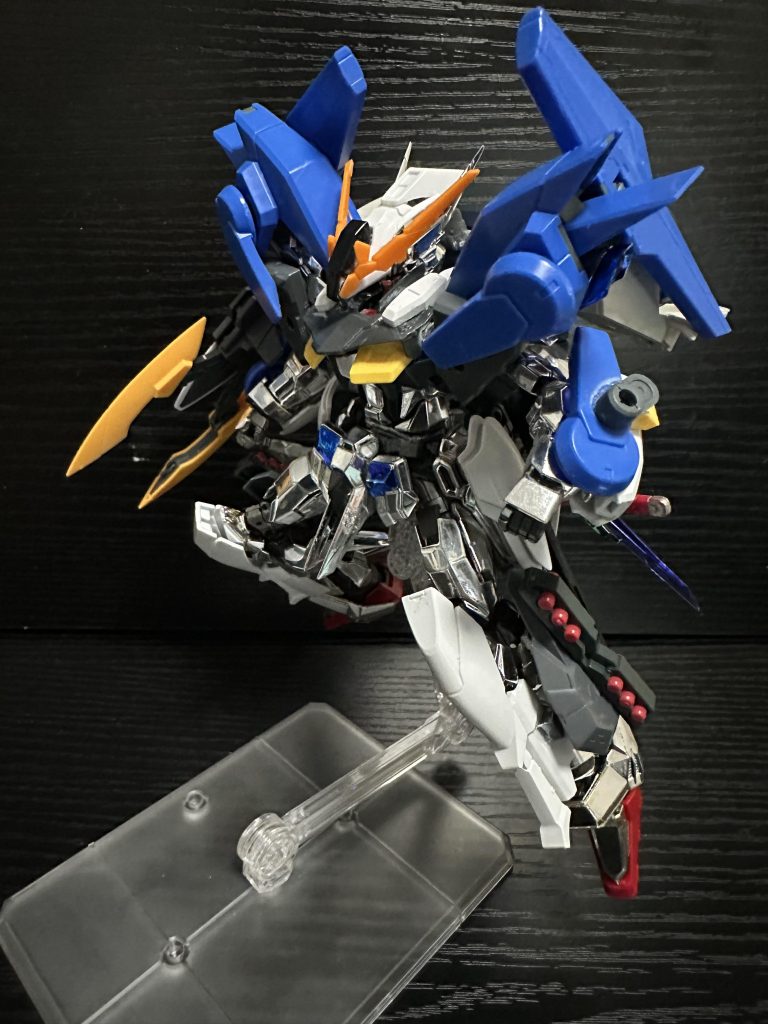 左腕に至っては装備つけてないです。最初はビルトビルガーをイメージしていたのでガトリングをつけようと思っていたのですが、ちょうどいいジャンク品が見つからず迷走中。