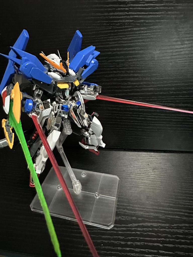 腕部下にビームサーベルをつけてみました。