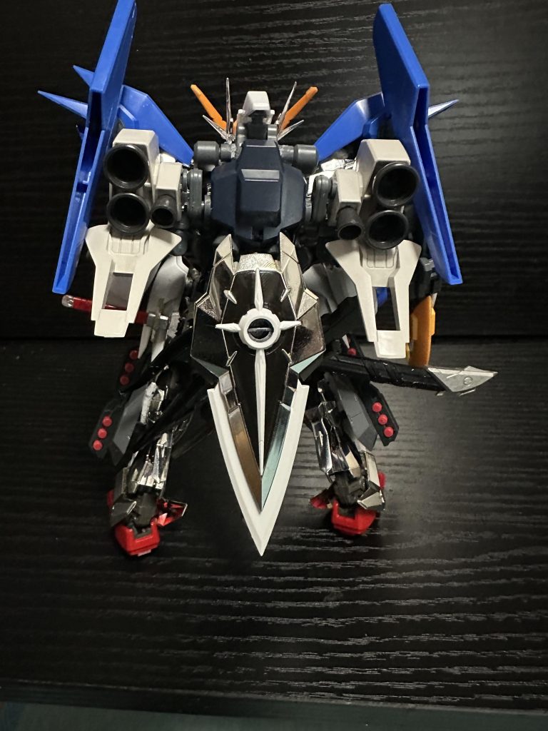 後ろ。フルアーマー装備を外しても戦えるよう、基本装備は全てリアアーマーに装備する仕様です。