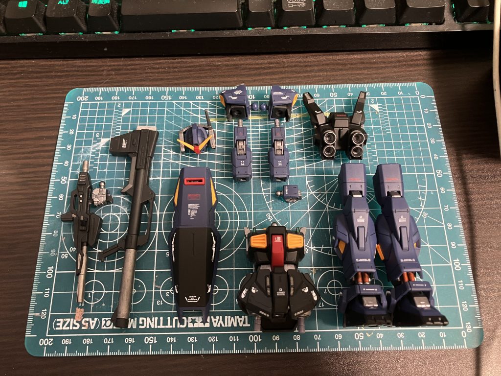 一度こんな感じで組み立て前の写真撮ってみたかった！かっこいい！今後も手を動かしてスジボリ練習あるのみ！