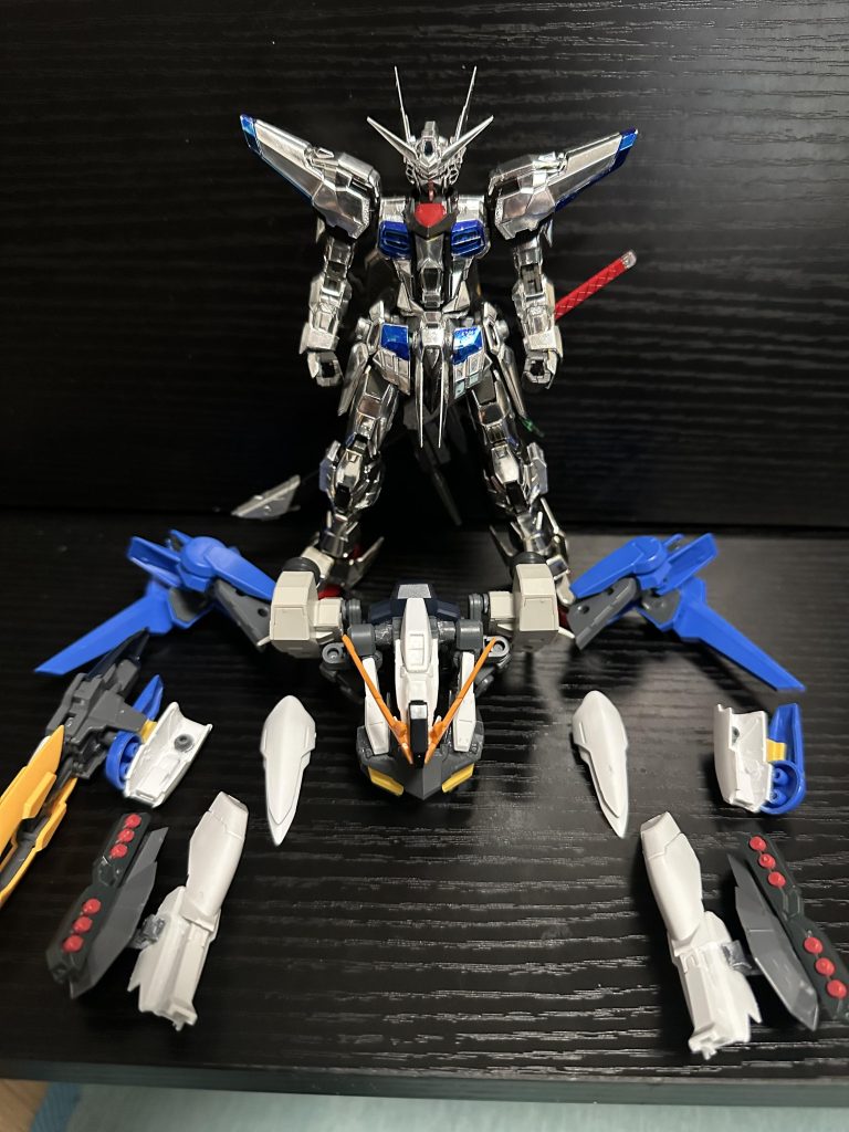 なお、全て取り外せます。両腕とストライカーパックの部分は通常のRGアカツキにも装備可能です。