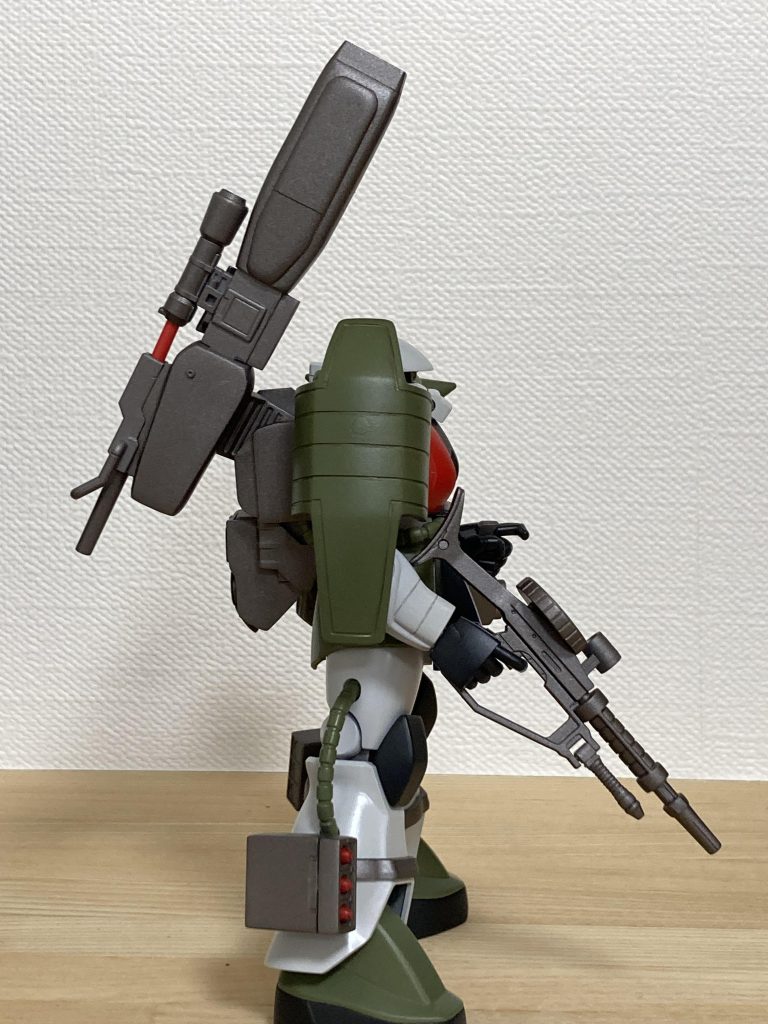 ハイパーナックルバスターは内蔵Eパック式を採用しているため、ジェネレーターに頼らない安定した威力の砲撃支援が可能。ビーム兵器をドライブするための出力は大型ランドセルによって出力されるため、ザクⅡ本体に負担のかからない運用が可能。