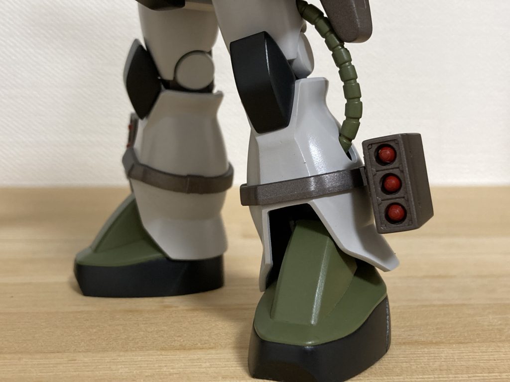 ネオ・ジオンにおける地上戦力はガルスJやバウ、ズサといった高級量産機であり、配備数は依然少ない状況。地上の主戦力はジオン残党軍によって賄われ、その主要機体も殆どが一年戦争中に製造されたザクⅡが主だった。既に確立した技術と運用、装備予定の機体も揃っていたため、現行機に合わせた火力の強化が行われた。