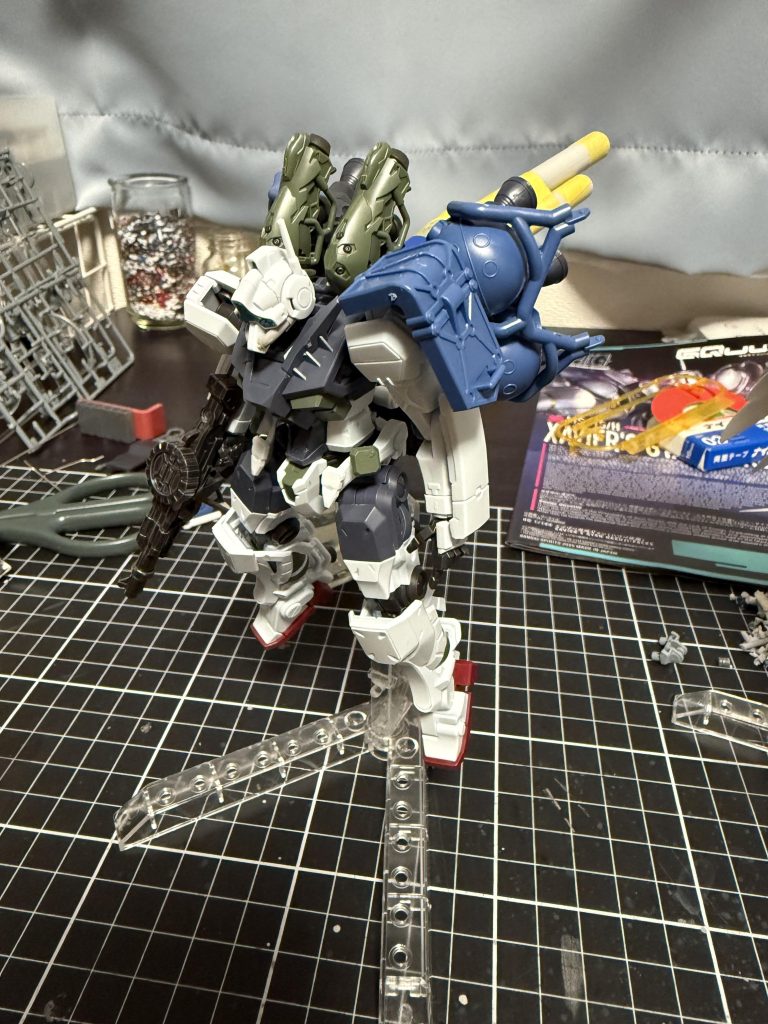 2機目は、ゲルググを劇中に登場した背中に丸いタンク積んだザクっぽくしてみました。