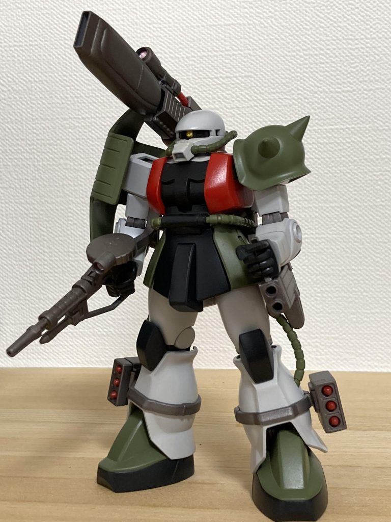 MS-06JK-Axザクハーフキャノン[アクシズカスタム]UC.0089後期、地球侵攻作戦における地上戦力の拡充について、ネオ・ジオン軍上層部内で様々なプランが試案されていた。その内の1つに地球に残留しているジオン残党軍の主要MSの強化が提案され、かつてのジオン公国の主力量産機ザクⅡが改修の対象に選出された。ザクⅡが選出されたとは言うが、ザクⅡ本体ではなく、一年戦争中に運用されたザクⅡ用の局地戦用装備の改修がメインのプランだった。その局地戦用装備とはザクキャノンが装備した180㍉キャノン砲を備えた大型ランドセルであり、ザクキャノンの機体損耗による戦力低下を防ぐ為に、当機の大型ランドセルを独立したユニットとしてザクⅡに装備する構想がザクハーフキャノンという仕様を産んだ。