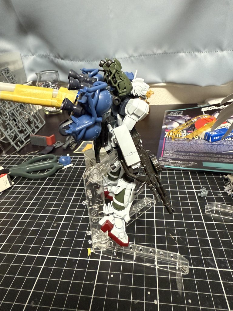 太いプロペラントタンクがなかったので、細いタンクを束ねてそれっぽくしてます。