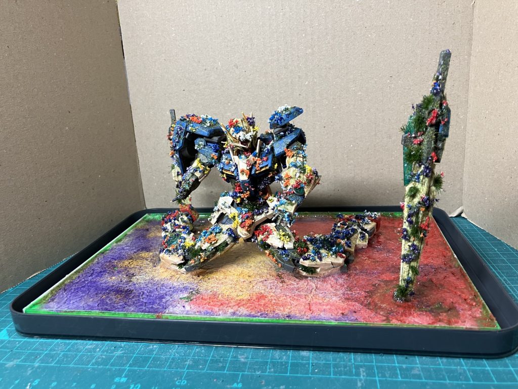 写真の関係で後ろのGNソードが隠れてしまっていますが、手前が1/100サイズ、後ろは1/144サイズにしてあります。購入したものに1本しかなかったので、急遽家にあった1/144サイズのものを利用しました。おかげで遠近法が効いています。