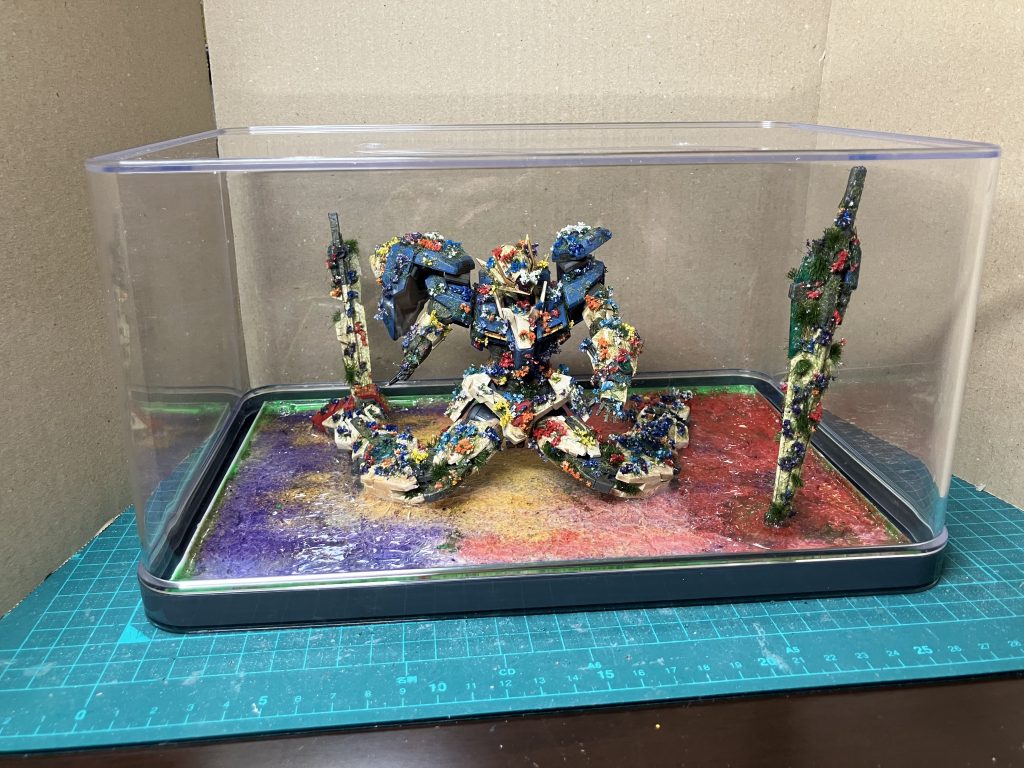 ダイソーのクリアケース?を逆さにして飾っていますが、丁度いい大きさです。個人的におすすめです。