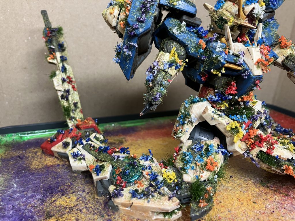 腕のところはヒートカッターで切って、リード線をつけてみました。