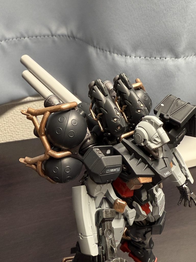 軍警ザクの足と、ファラクトの腰パーツをミキシングしてゲルググの背中に接着しただけ。他のディテールアップは一切なし。