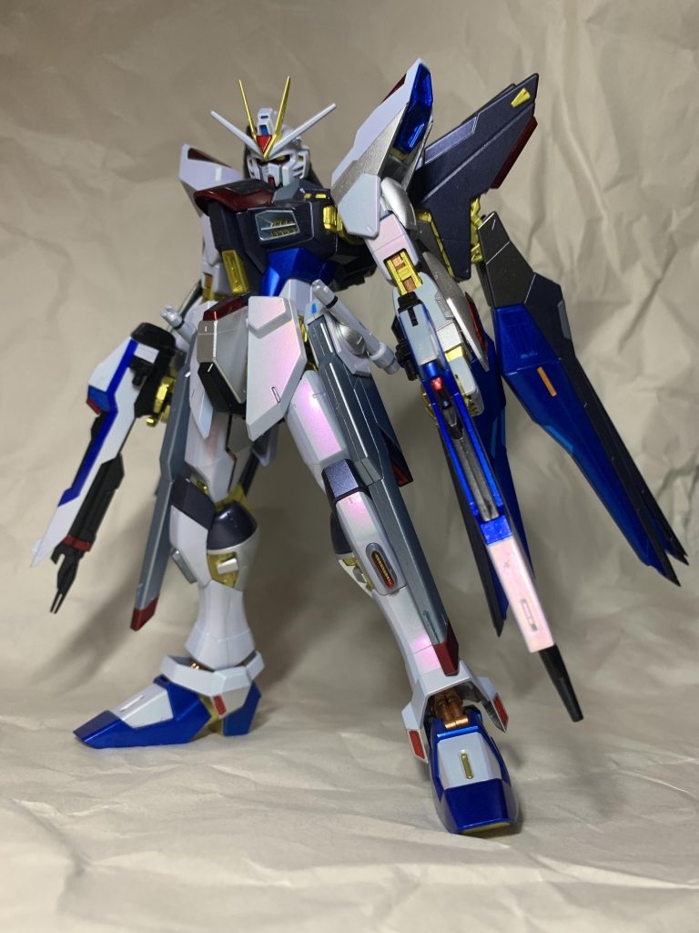 名前を忘れたのですが、光を当てると紫っぽい色が出ていい感じです。