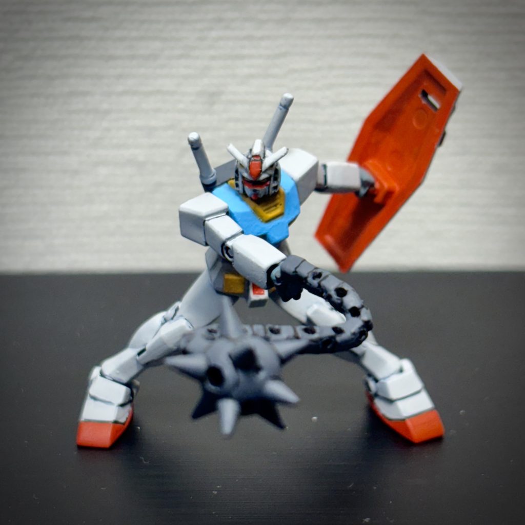 第26話「復活のシャア」を確認しながら、盾の裏色を決めました。ハイパーハンマーはピンバイスで穴をあけてみました。青は明るめの色をチョイスしています。