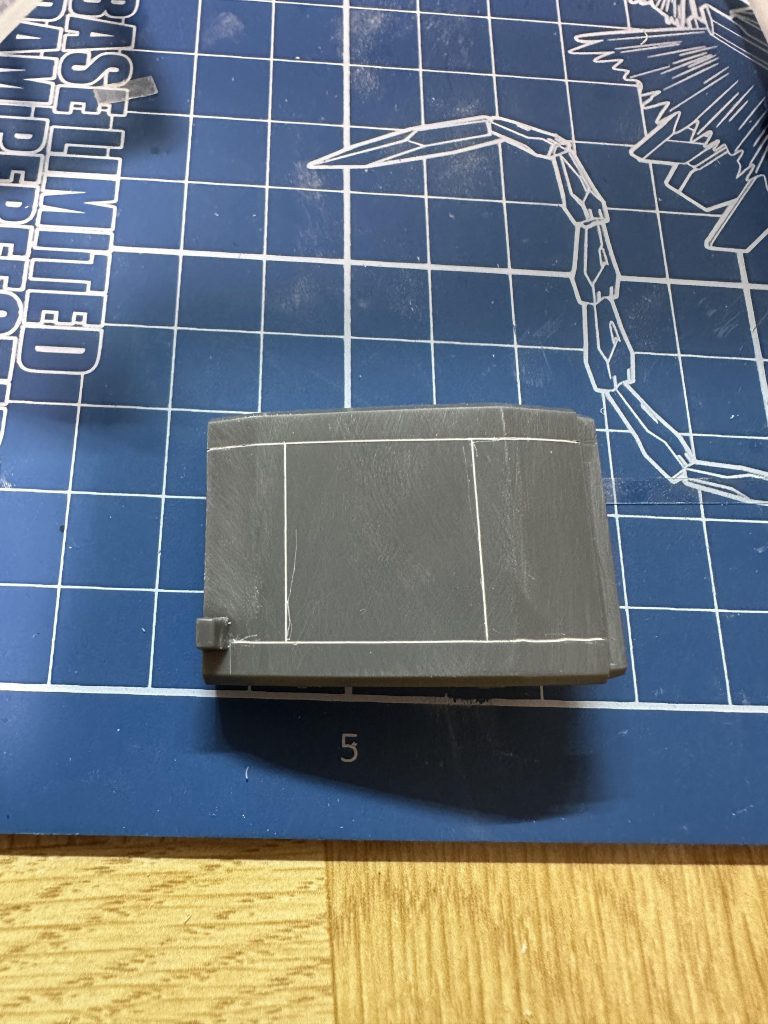 作品名：初めてのガイドテープスジボリ<p>今オリジナルカラーのスタークジェガンを作ろうと思って初めてガイドテープを使ったスジボリをしてみました….結構楽しいですねこれ</p>