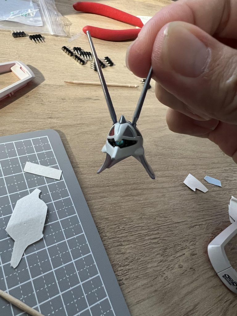 目が赤と銀のオッドアイですがバウンド・ドックはモノアイのため本来黄色の部分をそのように塗装しました。