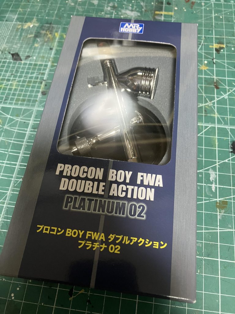 先のジオングの時に0.3mmでは限界を感じたので、新たに導入した0.2mm口径のエアブラシを導入！細かく吹けてやりやすかった…かな？