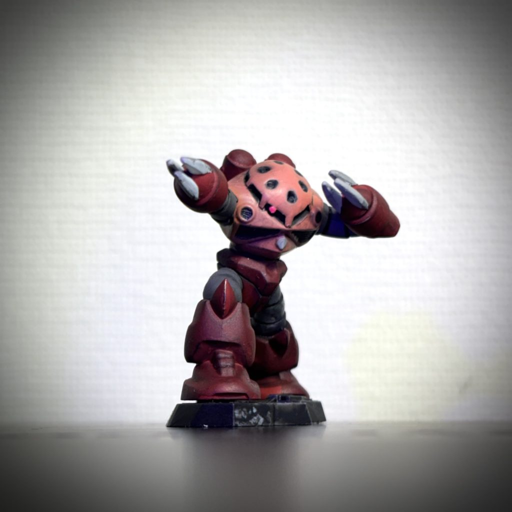 モノアイはランナーを刻んだものを貼り付けています。バックパックと股間のバーニアにはつぶし玉をつかいました。