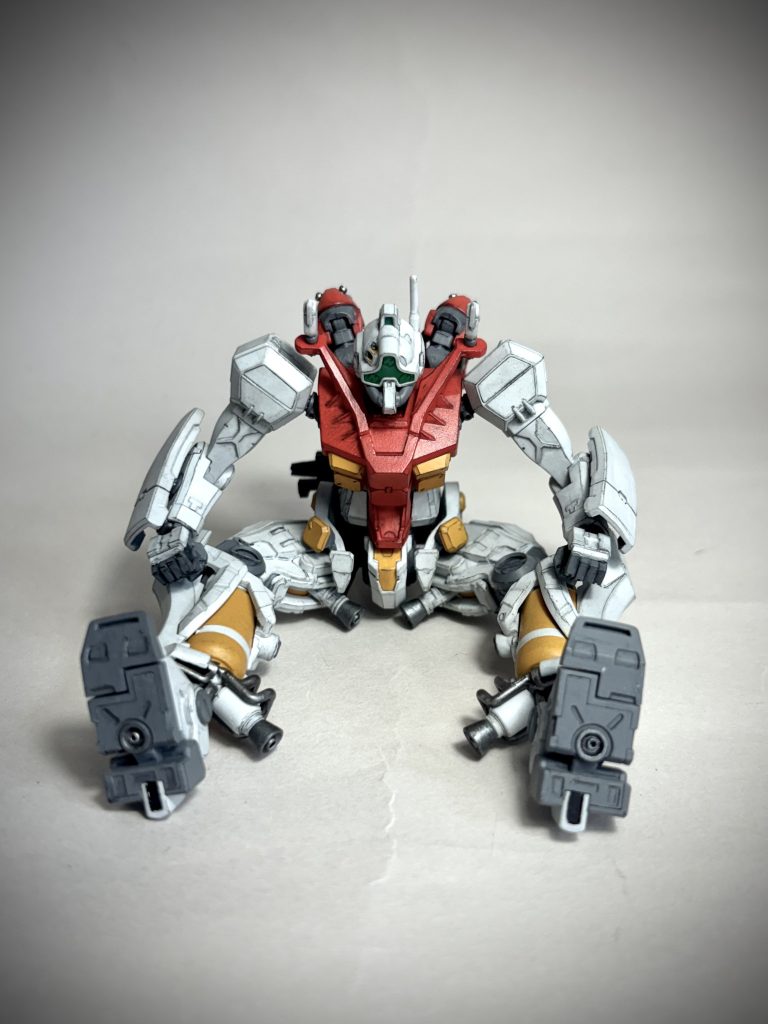 一部を削って股関節の可動域を広げ、足首は軸を仕込んでロールするようにしました。 