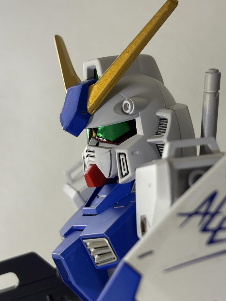 顔はBB戦士のアレックスです。額の青いパーツをプラ板で拡大化しております。身体に対してのボリュームアップ目的です。