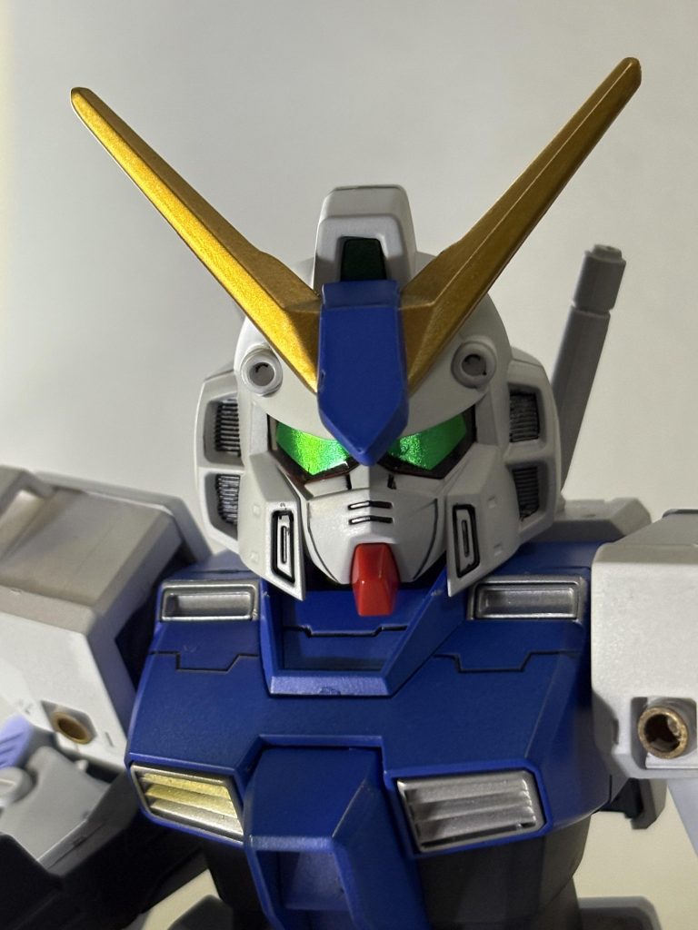 前から見ると額のパーツもいい感じ…かと