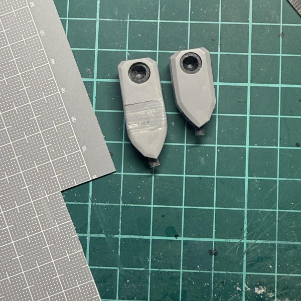 HGプロヴィデンスを改修してます。❶頭部が面長過ぎるので、フェイスパーツだけ切り出して、別フェイスを移植❷頭部可動域を拡張❸ずんぐりむっくりしていたので脚部を1センチ延長してプロポーションアップ❹ドラグーンを２基拡張❺その他肩部パーツ拡張＆プラ板でディテールアップ（5枚目）