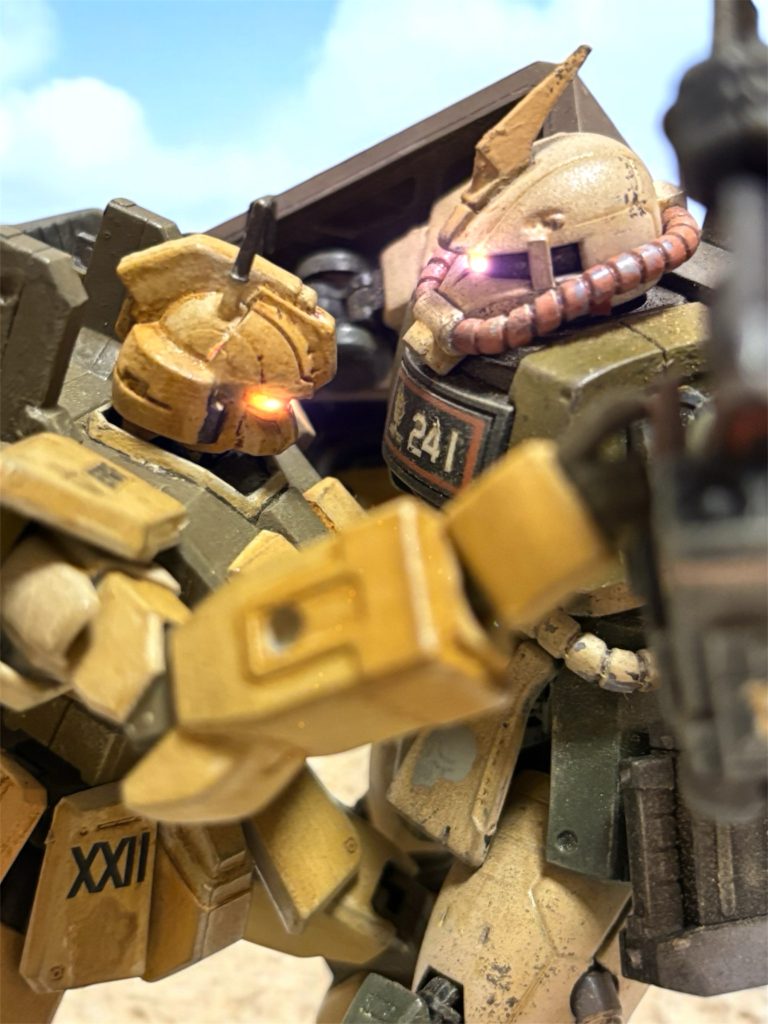 背後から迫ったザクが、この戦いの指揮官だと、ヘントは直観した。(ニュータイプてのはな、ミノフスキー粒子を媒介にした、感染症みたいなものだって学者もいるらしい。最近勘が冴える気がするのは、曹長のせいかもな。)ダマスカスでの待機中に、ブライトマンとそんな話をした。確かに、ミヤギだけでなく、自分すらも、勘が冴えてきているようにヘントは感じる。 組み合っていたグフの背後から、また例の航空機に乗った別のグフが迫っていたが、そいつに戦意らしい戦意がないことも、直感でわかった。 空から来たグフは、ヘントの相手をしていたグフを、右手から出した触手のようなワイヤーで絡め取ると、そのまま空に消えていった。その先のはるか高空に、ガウの姿が見えた。あれに収容されて、戦線を離脱するのだろう。 背後から来たザクが、