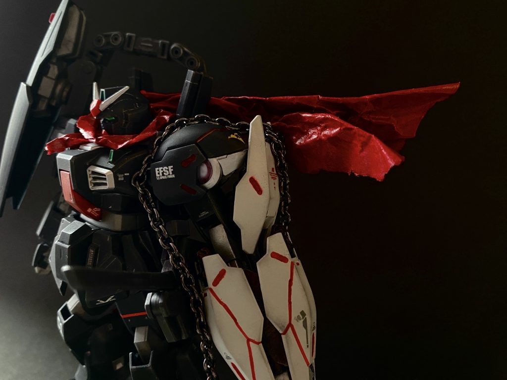 子どもの頃カッコいいと思った要素、赤いマフラー(ボロマント)、アシンメトリー、デカい腕、ツメ、封印の鎖、刀、侍、忍者、和風、黒いガンダムをふんだんに詰め込んでいます笑