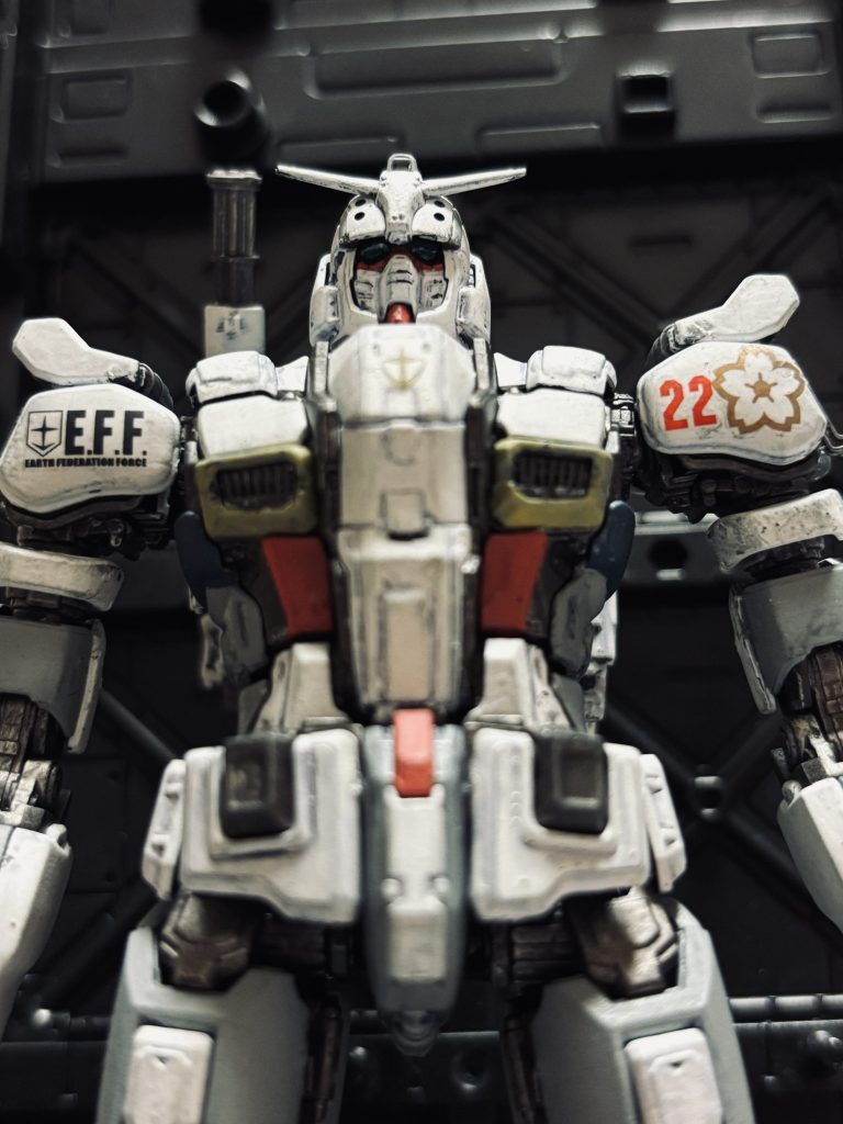 「これは、もしかして……。」 ヘントは組みあがった新型機を見上げ、息をのんだ。「そうだ、”ガンダム”だよ。」オデッサで乗った陸戦型とは、また違った印象がある。スラリとした手足が、本物の人間のようだ。白い装甲がまるで骨格標本のような不気味さを漂わせている。 ガンダムは”白い悪魔”などと、ジオンでは呼ばれているらしい。その異名を納得させる凄味が、機体から感じられた。「スペックも見たが、すごいぜ。先行量産の陸戦型とはパワーが違う。後で俺にも乗らせろ。」イギーは、当然ヘントがパイロットを担当すると思っているようだった。イギーの中では、