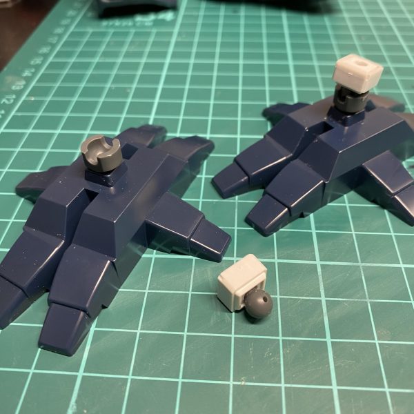 デビルガンダム鋭意製作中！初めての改修をデビルガンダムで実施中です。先達方がかっこいい改修事例を挙げてくれているのほんと助かる。夏休み中に終わらせたかったけど全然終わらなかった…追記　8/26サフまで吹きました！表面処理大変過ぎる…しかもまだ甘いとこ多い…とりあえず今後の課題ということで先に進めます。いやしかしサフの状態かっこいいな。フジツボ塗り分け辛い…（5枚目）