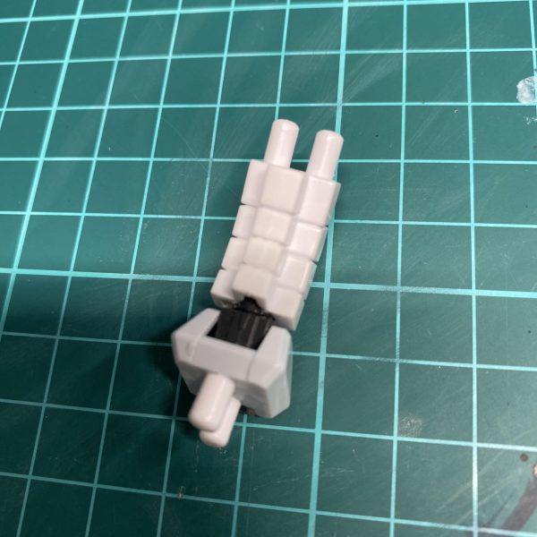 デビルガンダム鋭意製作中！初めての改修をデビルガンダムで実施中です。先達方がかっこいい改修事例を挙げてくれているのほんと助かる。夏休み中に終わらせたかったけど全然終わらなかった…追記　8/26サフまで吹きました！表面処理大変過ぎる…しかもまだ甘いとこ多い…とりあえず今後の課題ということで先に進めます。いやしかしサフの状態かっこいいな。フジツボ塗り分け辛い…（3枚目）