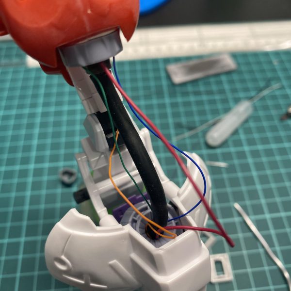 デビルガンダム鋭意製作中！初めての改修をデビルガンダムで実施中です。先達方がかっこいい改修事例を挙げてくれているのほんと助かる。夏休み中に終わらせたかったけど全然終わらなかった…追記　8/26サフまで吹きました！表面処理大変過ぎる…しかもまだ甘いとこ多い…とりあえず今後の課題ということで先に進めます。いやしかしサフの状態かっこいいな。フジツボ塗り分け辛い…（6枚目）