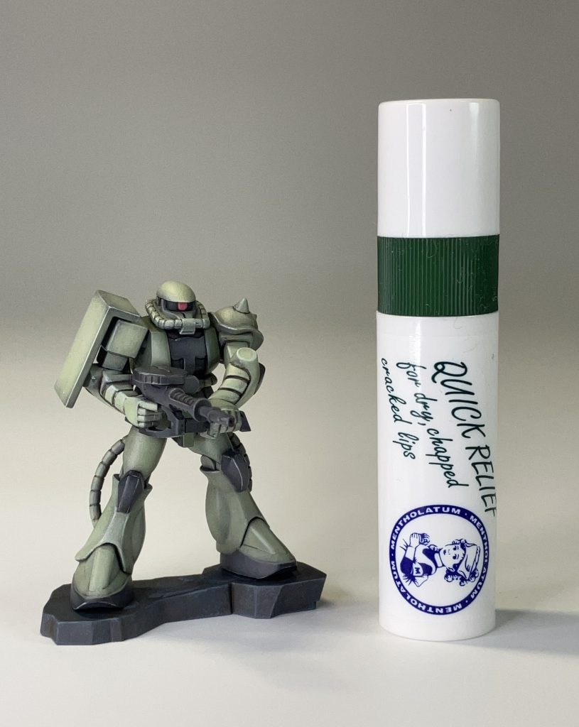 前回、小さいフィギュアあるあるのサイズ比較を忘れていたので、今回はリップクリームと比較。このくらいの大きさです！