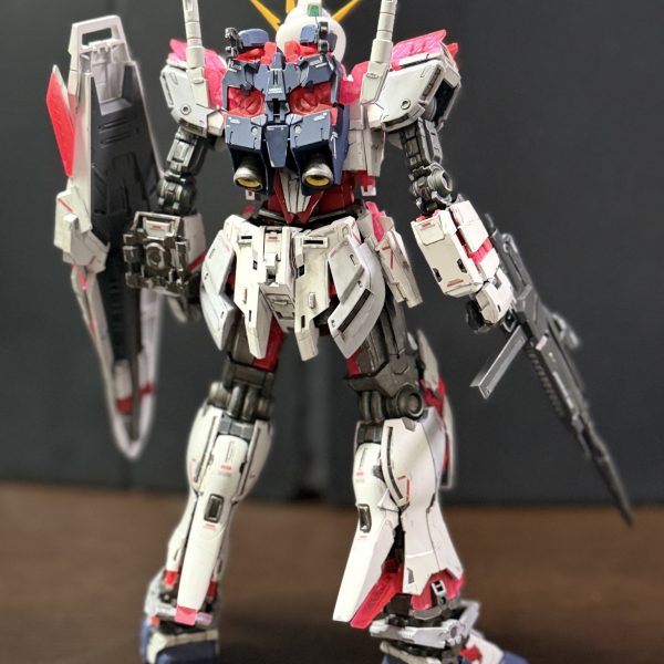 少し前に購入したナラティブガンダム C装備 Ver.Kaです。ディテールはそのままで、今回はあえて墨入れなしウェザリングとガンメタ筆塗りでどこまで金属感が表現出来るか試し中です。やっと完成しました。やはり水転写デカールは質感が最高ですね。老眼親父にはますます苦行ですが😅マットクリヤーで2回仕上げ　自身の筆塗りスキルではこれが限界値かと思われます^_^ひとまずは久しぶりに満足しました。 （4枚目）