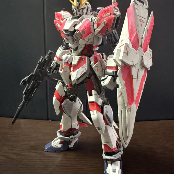 少し前に購入したナラティブガンダム C装備 Ver.Kaです。ディテールはそのままで、今回はあえて墨入れなしウェザリングとガンメタ筆塗りでどこまで金属感が表現出来るか試し中です。やっと完成しました。やはり水転写デカールは質感が最高ですね。老眼親父にはますます苦行ですが😅マットクリヤーで2回仕上げ　自身の筆塗りスキルではこれが限界値かと思われます^_^ひとまずは久しぶりに満足しました。 （7枚目）