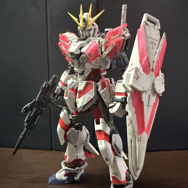 少し前に購入したナラティブガンダム C装備 Ver.Kaです。ディテールはそのままで、今回はあえて墨入れなしウェザリングとガンメタ筆塗りでどこまで金属感が表現出来るか試し中です。やっと完成しました。やはり水転写デカールは質感が最高ですね。老眼親父にはますます苦行ですが😅マットクリヤーで2回仕上げ　自身の筆塗りスキルではこれが限界値かと思われます^_^ひとまずは久しぶりに満足しました。 （1枚目）